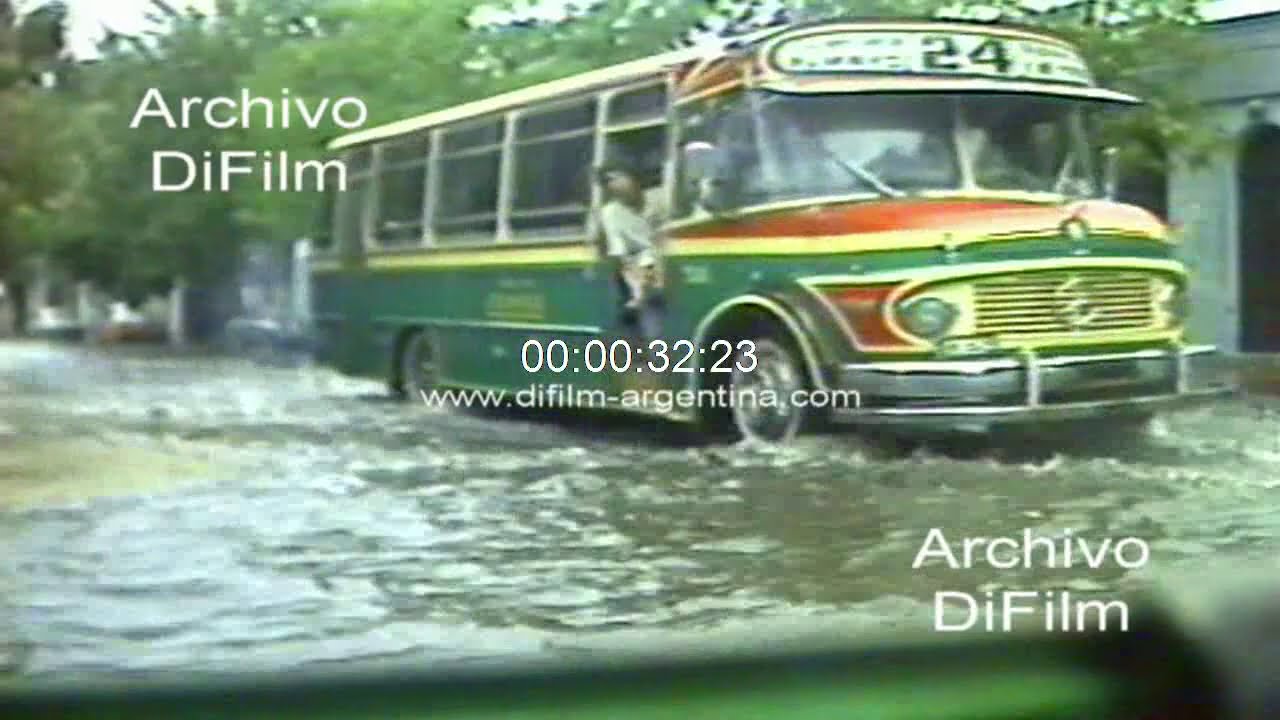 Calles de Buenos Aires inundadas por las intensas lluvias 1985