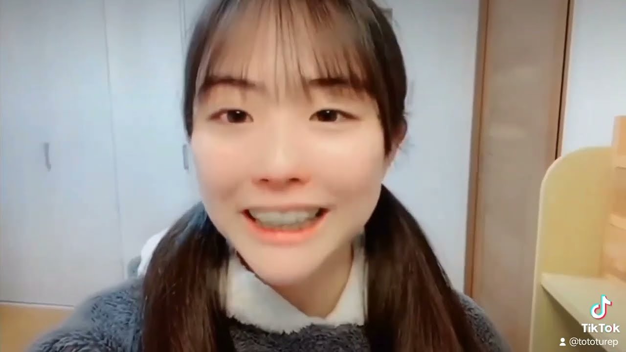 くしゃみをする日本人の女の子11