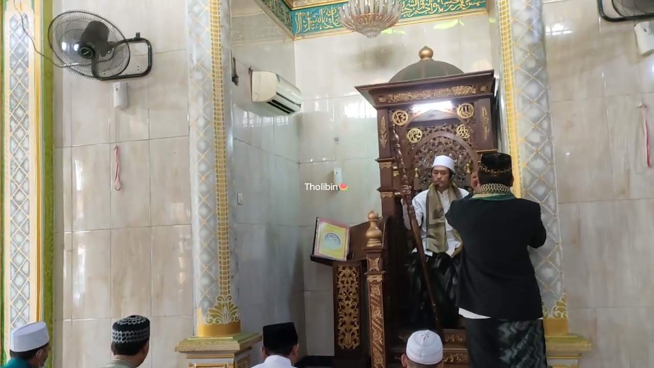 Bilal Jumat masjid I'anatut Tholibin Surabaya 15 Desember 2023