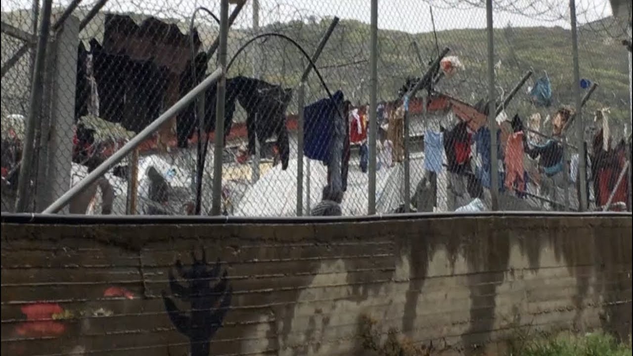 Greek Warship Transfers 495 Refugees From Samos Island to Mainland
