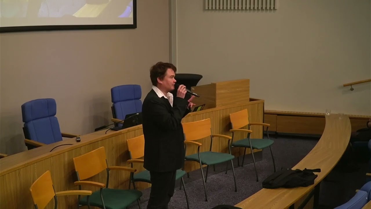 ”Hupaisia sanoja apatiaa vastaan”, kirjailija – teatterintekijä Antti Heikkinen