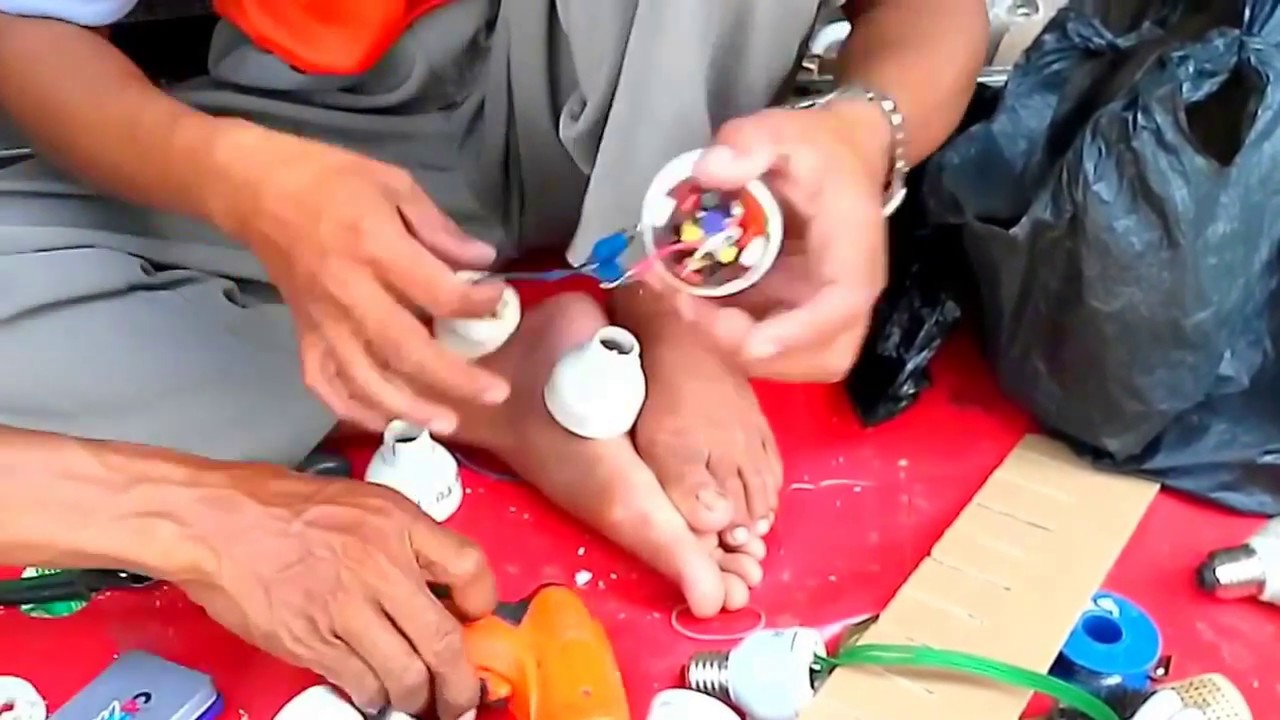 Tukang Servis Lampu di PASAR KLIWON Kauman Tulungagung di Tengah Modernisasi | Light Bulb Repairman