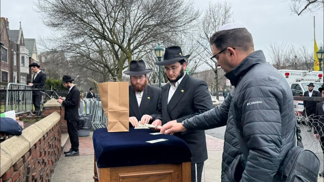 חלוקת דולרים לצדקה מהרבי שליט