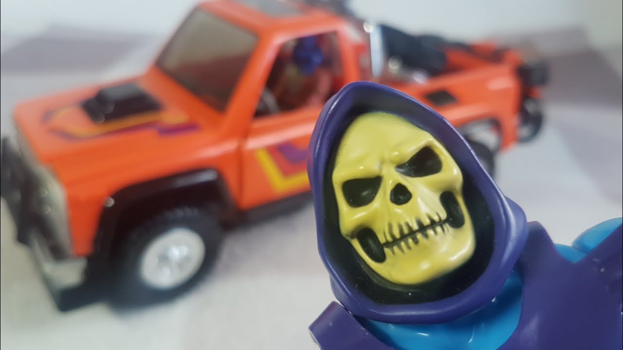 Skeletor behaves himself during 1985 Kenner M.A.S.K. Firecracker vintage toy review