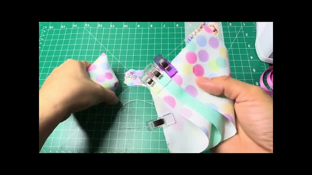 Moño mariposa con colitas de 7.5 cm