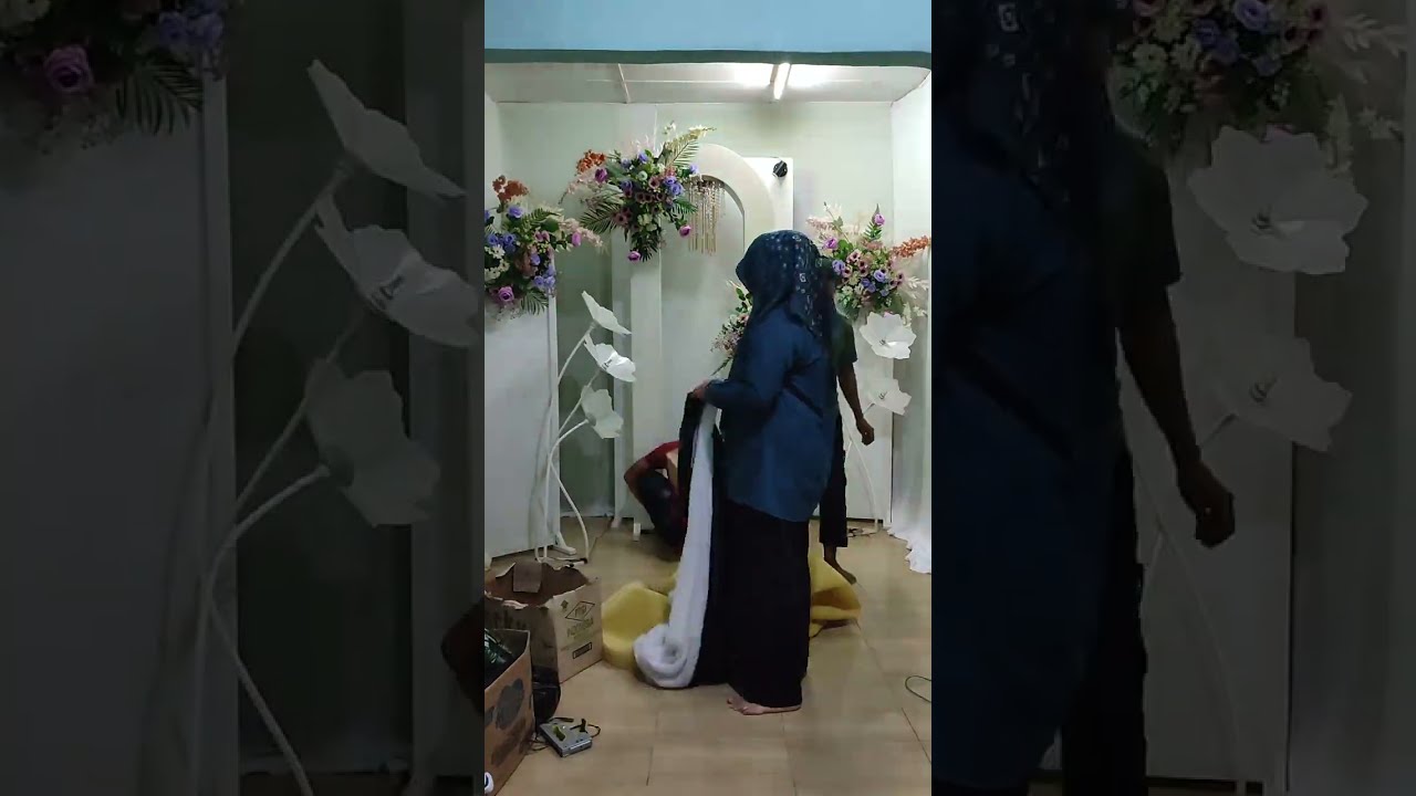 pemasangan dekorasi lamaran pakai backdrop triplek