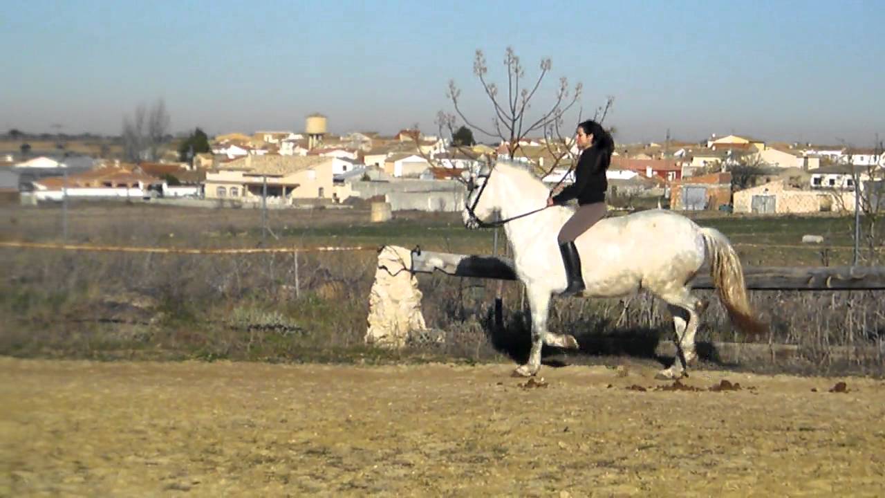Lucia montando a pelo en Rutas a Caballo La Gila