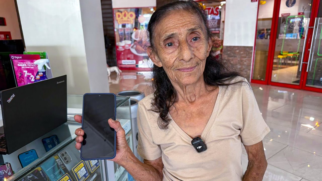 LE COMPRE UN TELÉFONO A LA ABUELITA ELBA