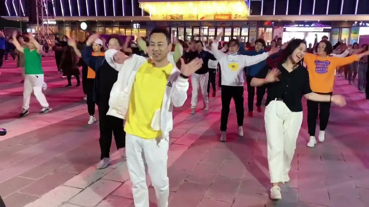 《最亲的人》歌声欢乐喜庆 非常有辨识度 舞蹈优美