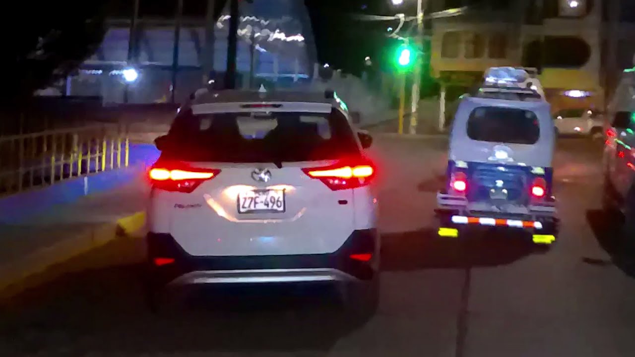 vehiculós de placa Z7F-496 y Moto 8074-9B no respeta la luz roja