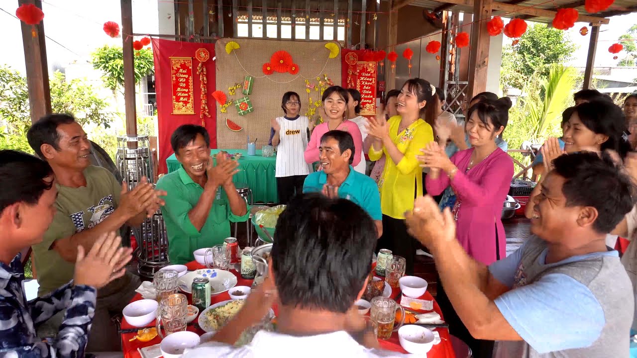 Bữa TIỆC TẤT NIÊN Sớm Ngập Tràn Tiếng Cười và Đầy Ắp Niềm Vui