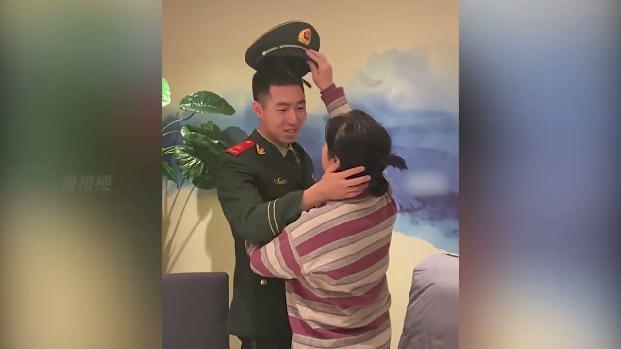 兵哥哥偷偷回家的感人瞬间，父母的反应让人泪目，笑着笑着就哭了