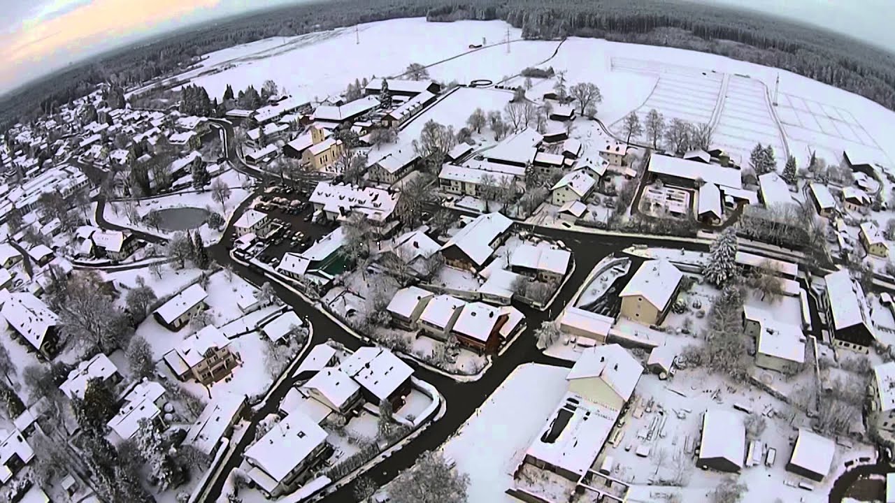 Drohne &uuml;ber Stra&szlig;lach Dingharting