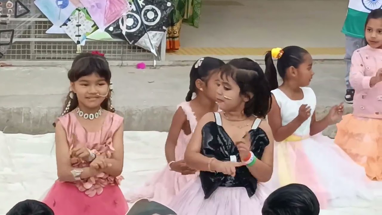 અમારી છોટી સી પ્યારી સી નન્હી પરીઓ 