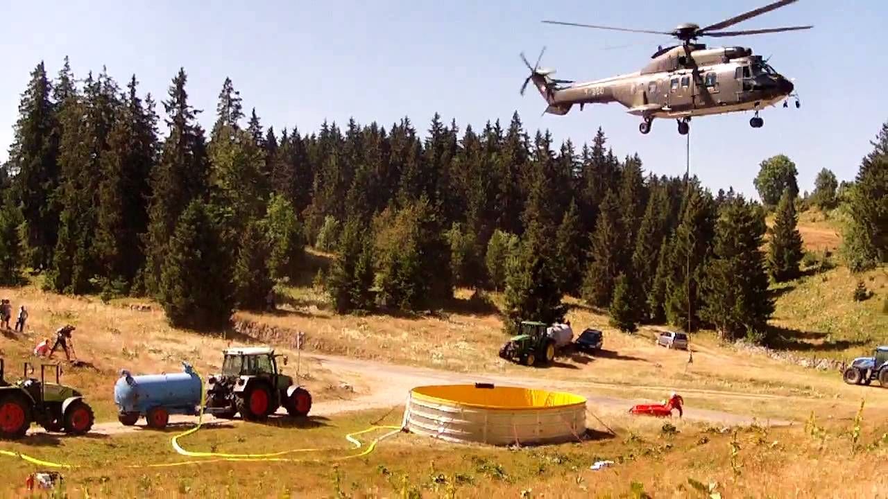 Super Puma der Schweizer Armee bringt Wasser