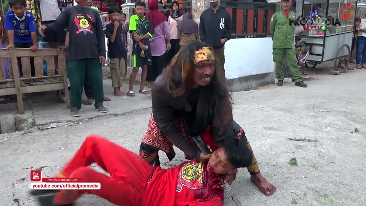 ATRAKSI SULAP DEBUS - SINGA DANGDUT WARLAN MUDA Live SUKADANA