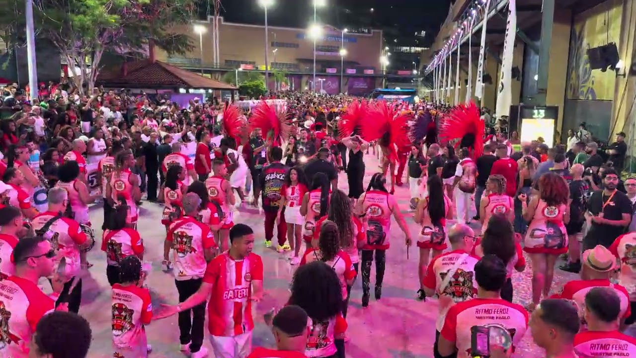 Bateria da Porto da Pedra no mini desfile para o carnaval 2026