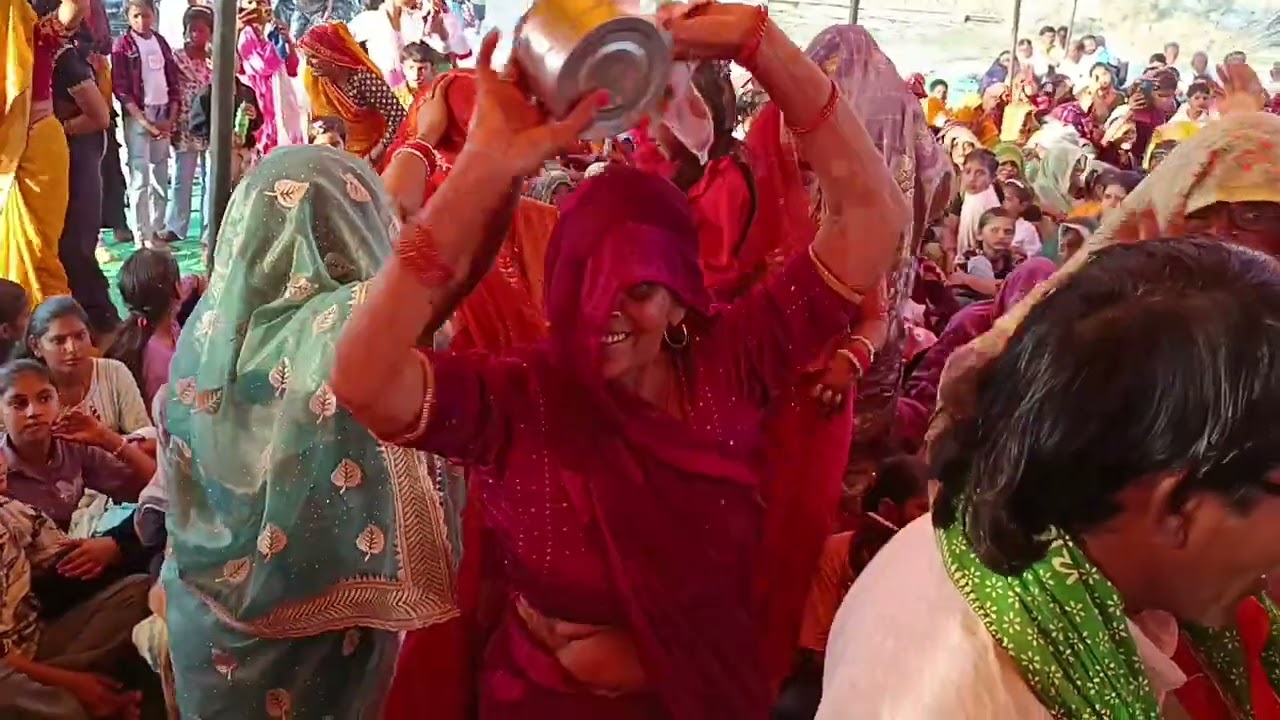 गोवर्धन पूजा में हुआ डांस भाभी जी का कमर तोड डांस 