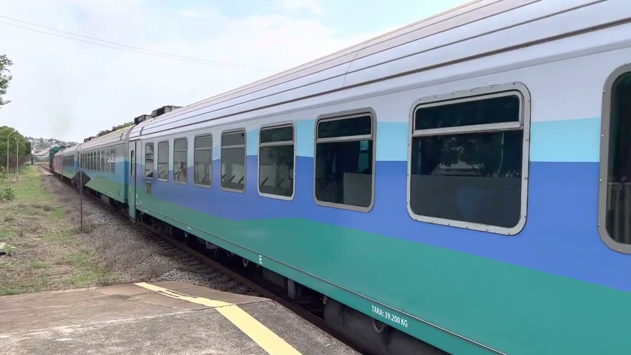 Trem de passageiros da Vale EFVM, saindo da estação de Baixo Guandú-ES, sentido Belo Horizonte-MG.