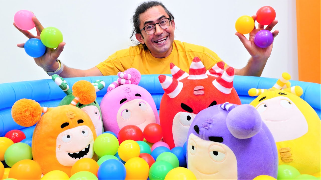 Oddbods oyuncakları için havuz şişirip topları dolduruyoruz. Çocuklar için eğlenceli video