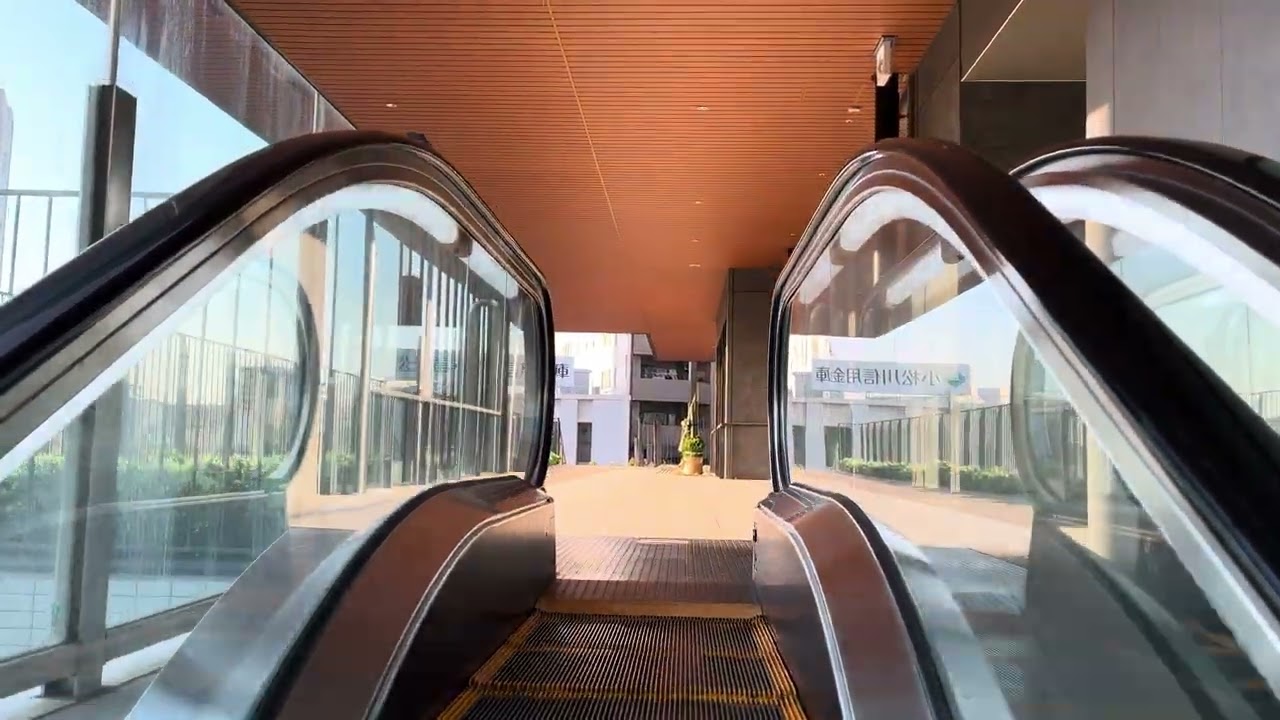 エスカレーター　JR東日本　総武線各駅停車　平井駅前　高層マンション　　