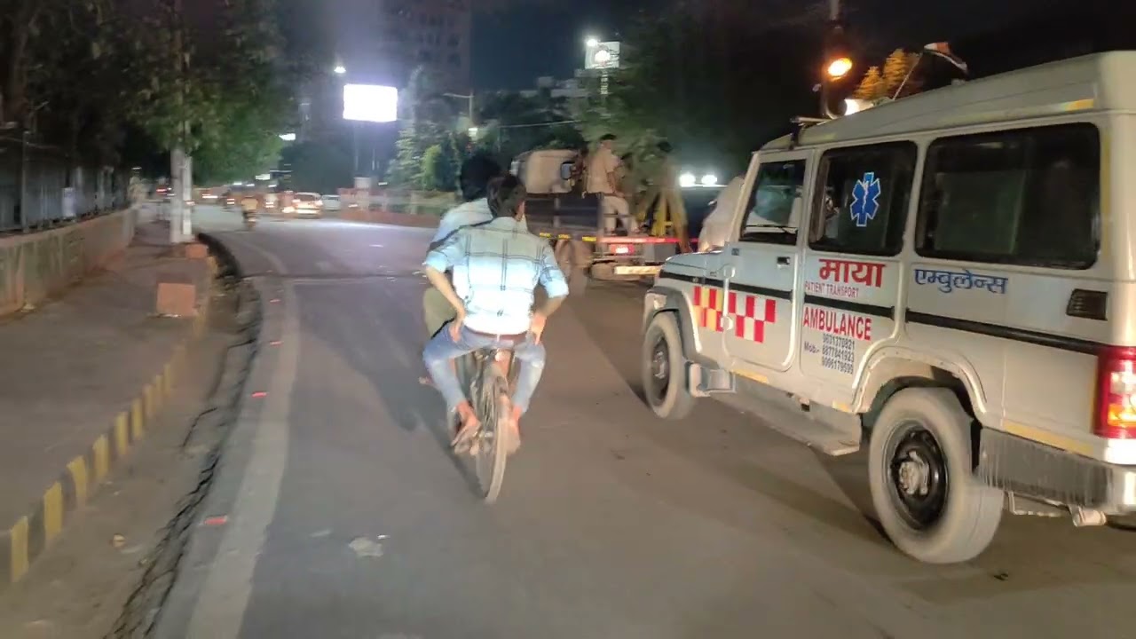 patna traffic police in action on car crash at gandhi maidan.