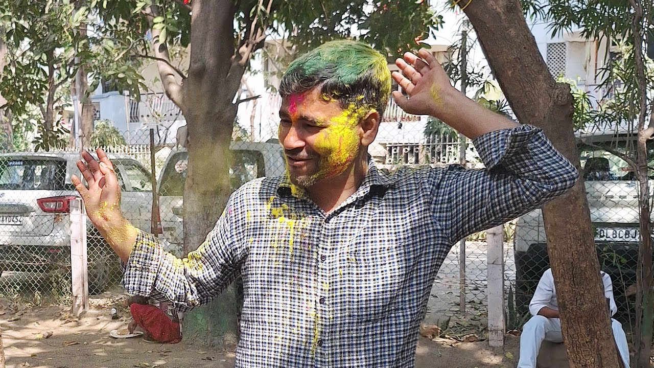 राधा के रंग और कृष्ण की पिचकारी,प्यार के रंग से रंग दो दुनिया सारी।