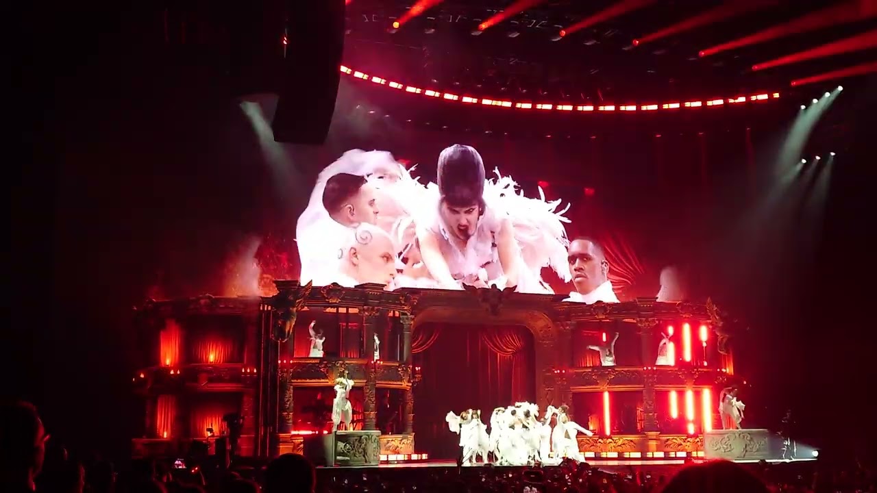 Lady Gaga live - Bad Romance - The Mayhem Ball Berlin