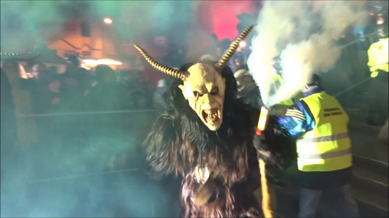 9.12.2018. Krampusové vycházejí v Sokolově z Hornického domu.