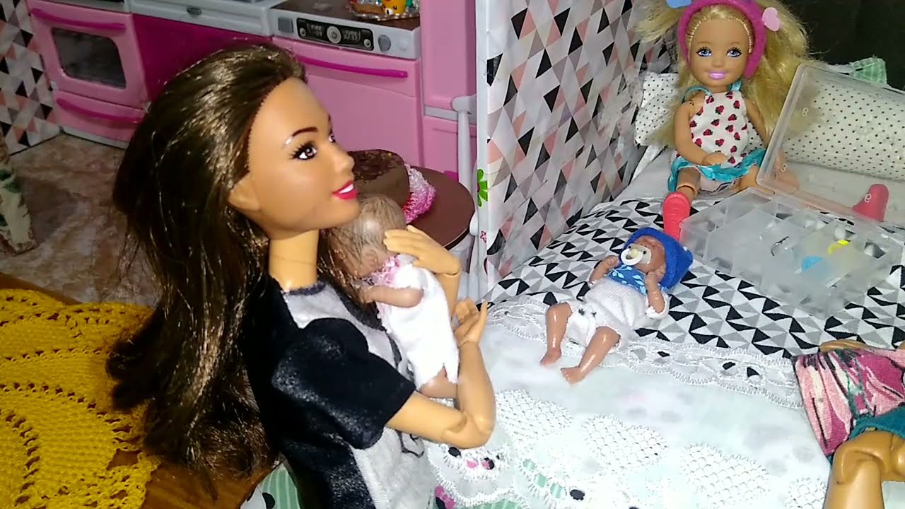 Novelinha da Barbie - rotina dos bebês em casa. Decorando quartinho dos bebês/Barbie baby routine