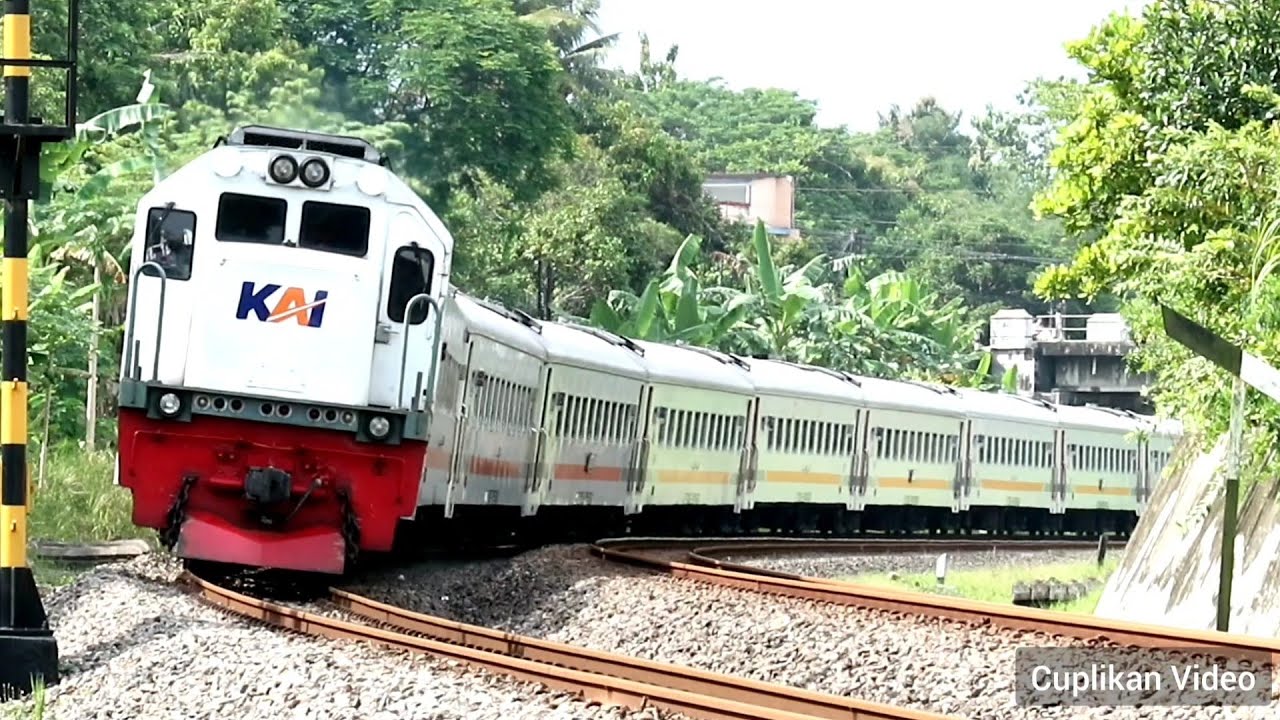 Momen 25 Desember 2025. KA Lodaya Tambahan, Argo Semeru, Batavia, Bengawan, Motis Nataru