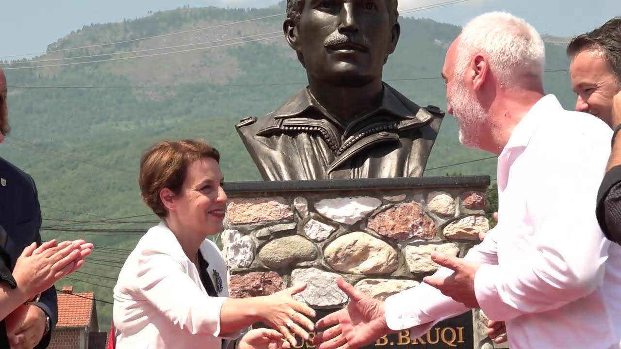 Inaugurohet busti i heroit Rrustem Bruqi në Isniq të  Deçanit