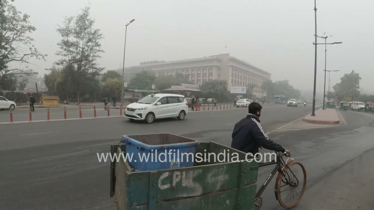 Traffic Under dense smog near Central Secretariat & India Gate, New Delhi