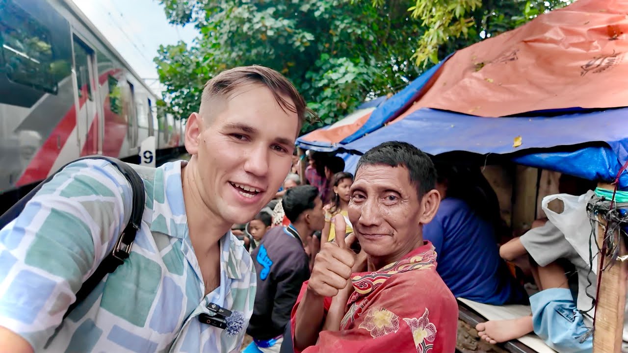 Indonesia’s Hospitality Made Me Cry 🇮🇩 | Jakarta Train Slum 