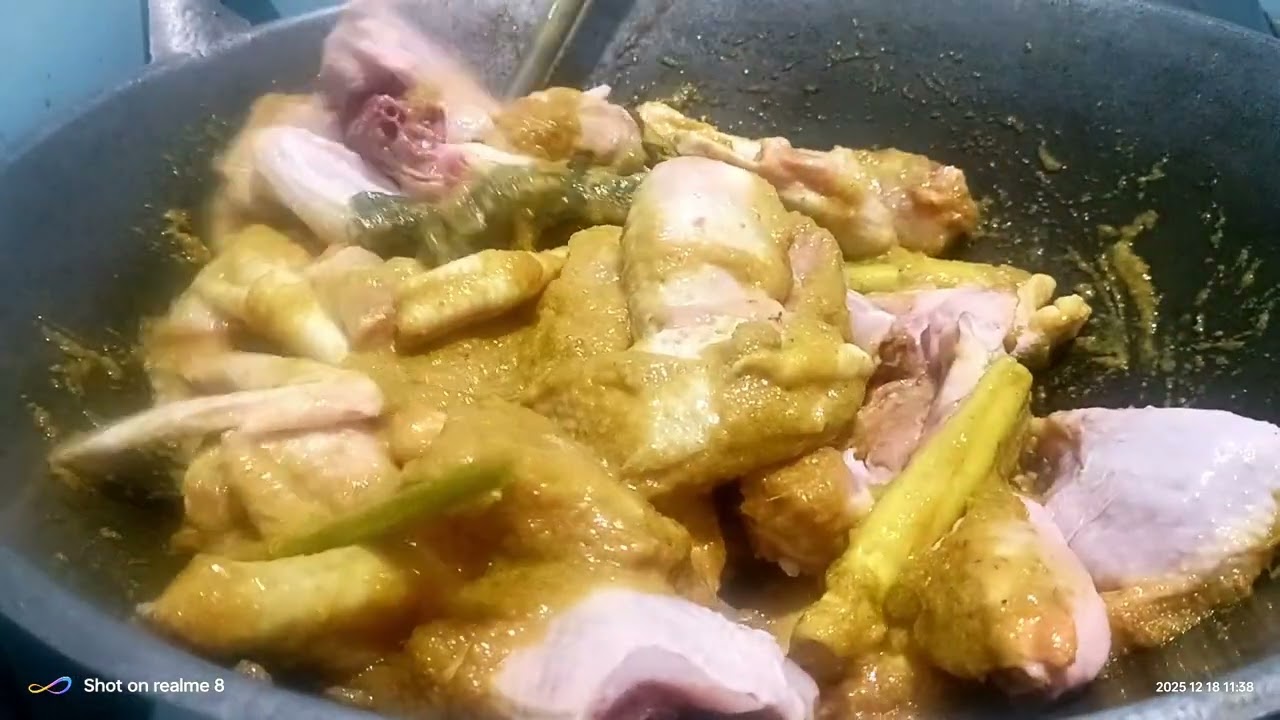 Ayam kampung digodog dengan bumbu opor mantaf rasanya 