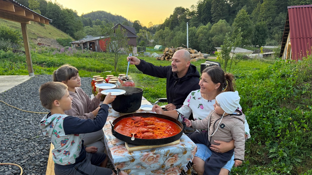 Rural Family Life 🏡 Oksana Preserves Vegetables, Cooks Solyanka & Stuffed Spaghetti 🔥