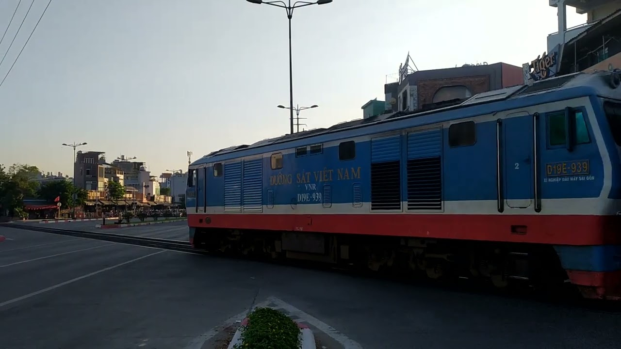 (Tàu Tết Bính Ngọ 2026) D19E 939 kéo tàu SPT2 rời ga Gò Vấp sau khi tránh SE1 (6:58)