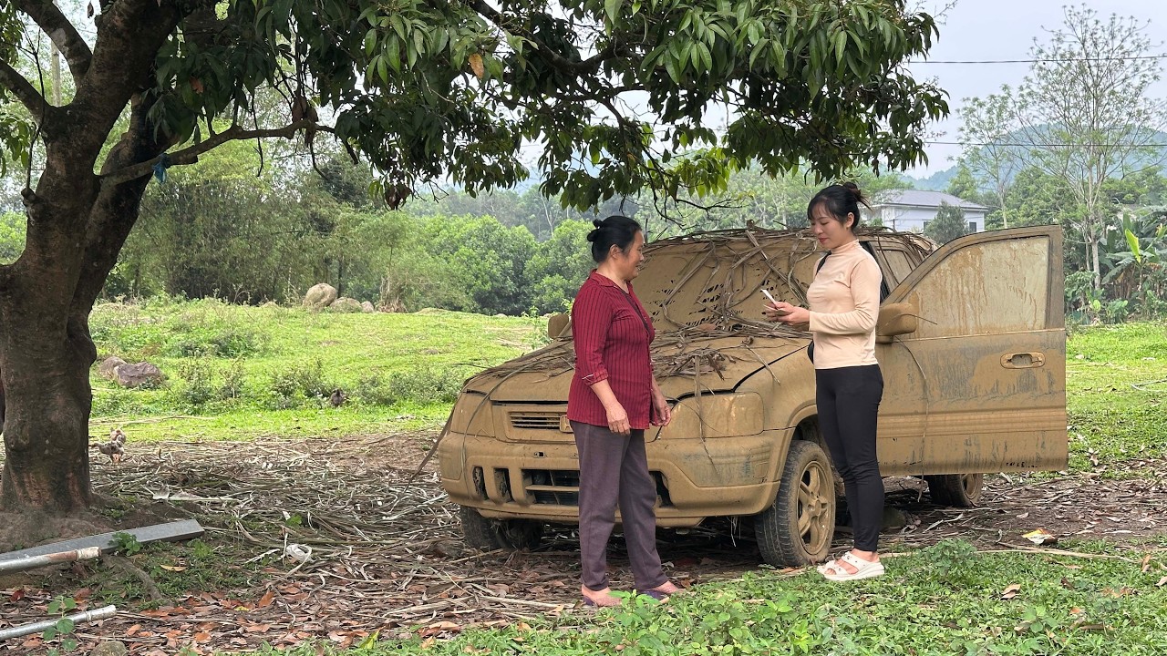 The genius girl repaired and restarted an old car that an elderly woman had left behind