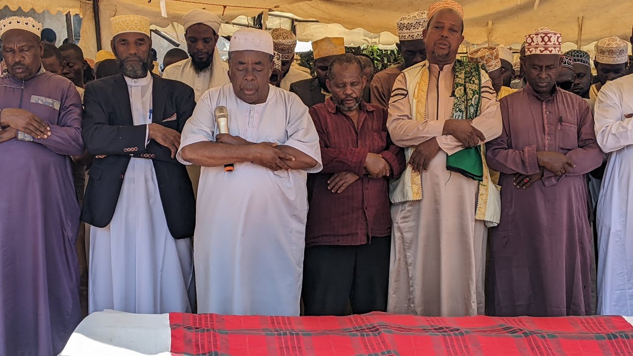 SHEIKH BATON MWEMBA AONGOZA SWALA YA JENEZA MAZISHI YA MWANACHUONI SHEIKH AYUBU MUWINGE MOROGORO