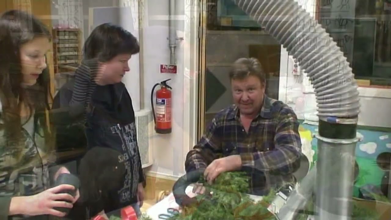 Minnen från glödd,dörrkrans tillverkning   2006