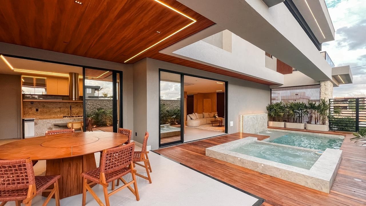 IMAGINE MORAR AQUI : CASA NASCENTE NO ALPHAVILLE CEARÁ COM SPA, AUTOMAÇÃO E 6 SUÍTES