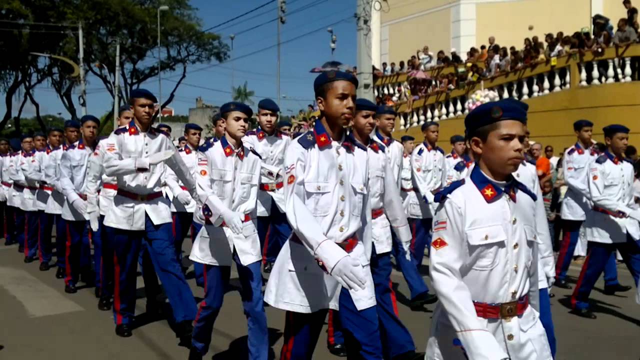 fanfara e colégio militar dando show em Itabuna 7 setembro