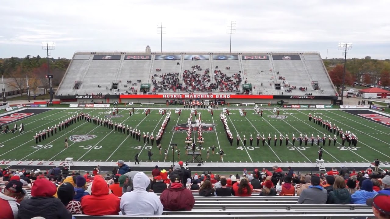 Северный Иллинойс побеждает Ball State! Наслаждайтесь выступлением марширующего оркестра Huskie и...