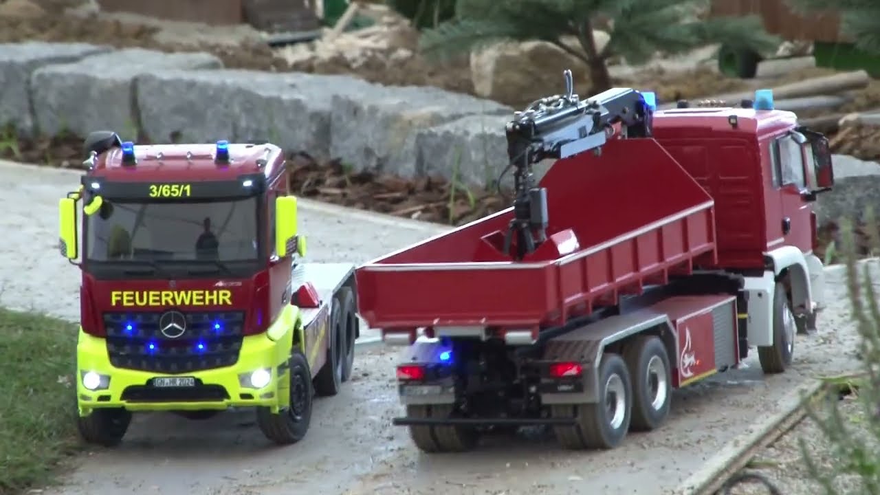 Fire brigade comes to rescue and recovers crashed vehicles RC live action in Effingen Part 6
