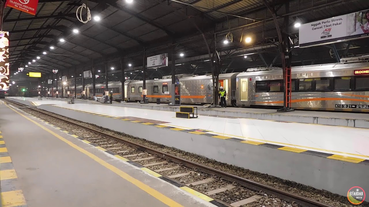 Kereta Api Taksaka di Stasiun Purwokerto