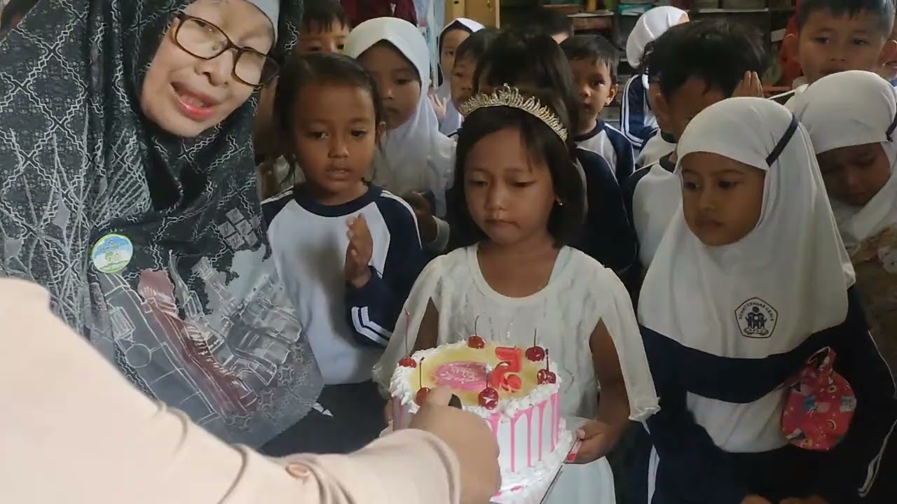 Anindira di TK Kober ulang tahun.  Keluarga ayoy ackynester
