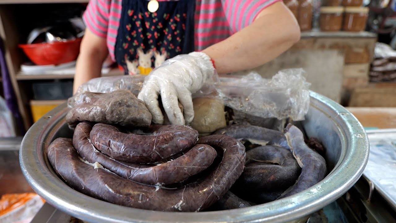 역대급 많이 썰어주시는 3000원 순대! 삶는 비법은 못알려줘! Pork intestine sausage (sundae) / Korean street food