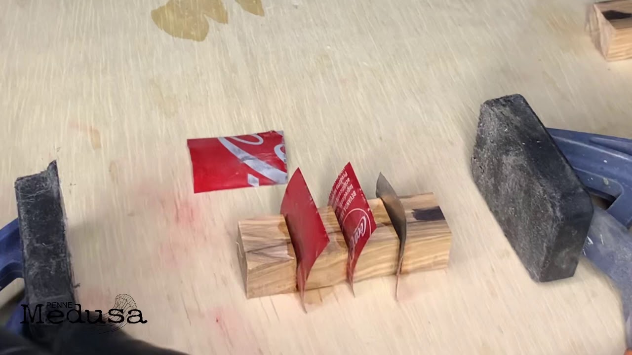 Penna Medusa, realizzata con Coca-Cola, legno di ulivo e resina