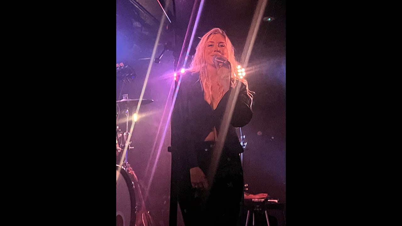 Sara Berki - 'Fallin' Off the Heartline' live in Sydney, 14 February 2025