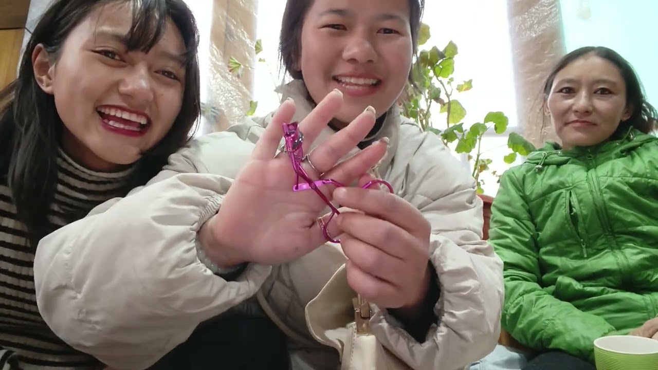What in our bag with ama ly and bestfriend 🌹♥️♥️
